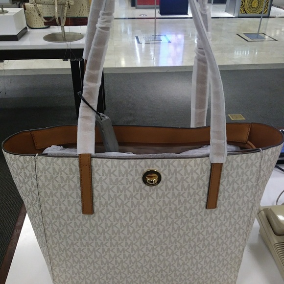 Michael Kors - Picture 3 of 4